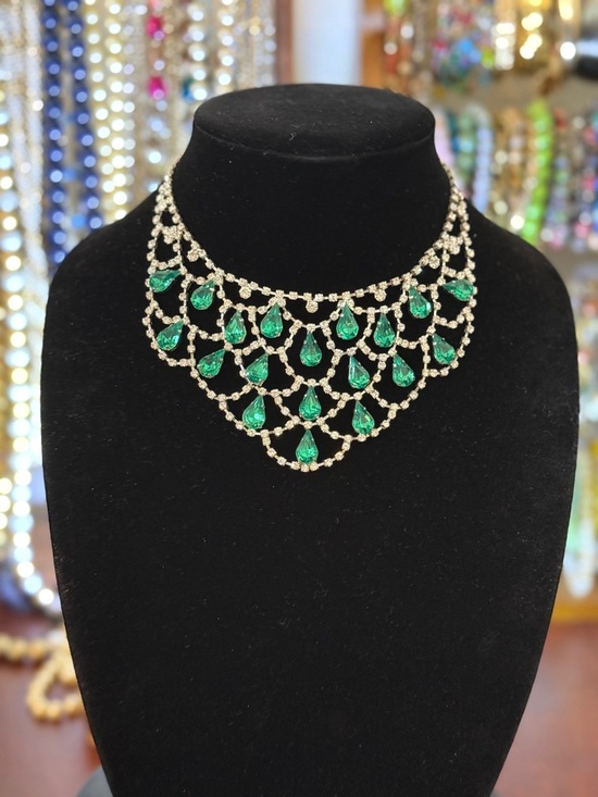 Striking collar-style Emerald-green teardrop stones with Rhinestones - Picture 3 of 8